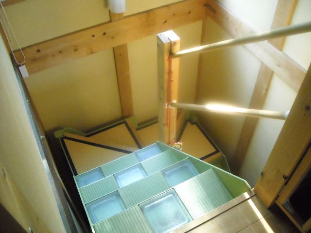 ガラスブロックと畳の階段